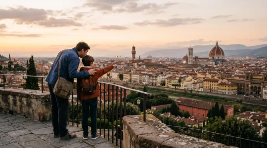 Un parent et son enfant admirant le dôme de Florence depuis une terrasse au coucher du soleil