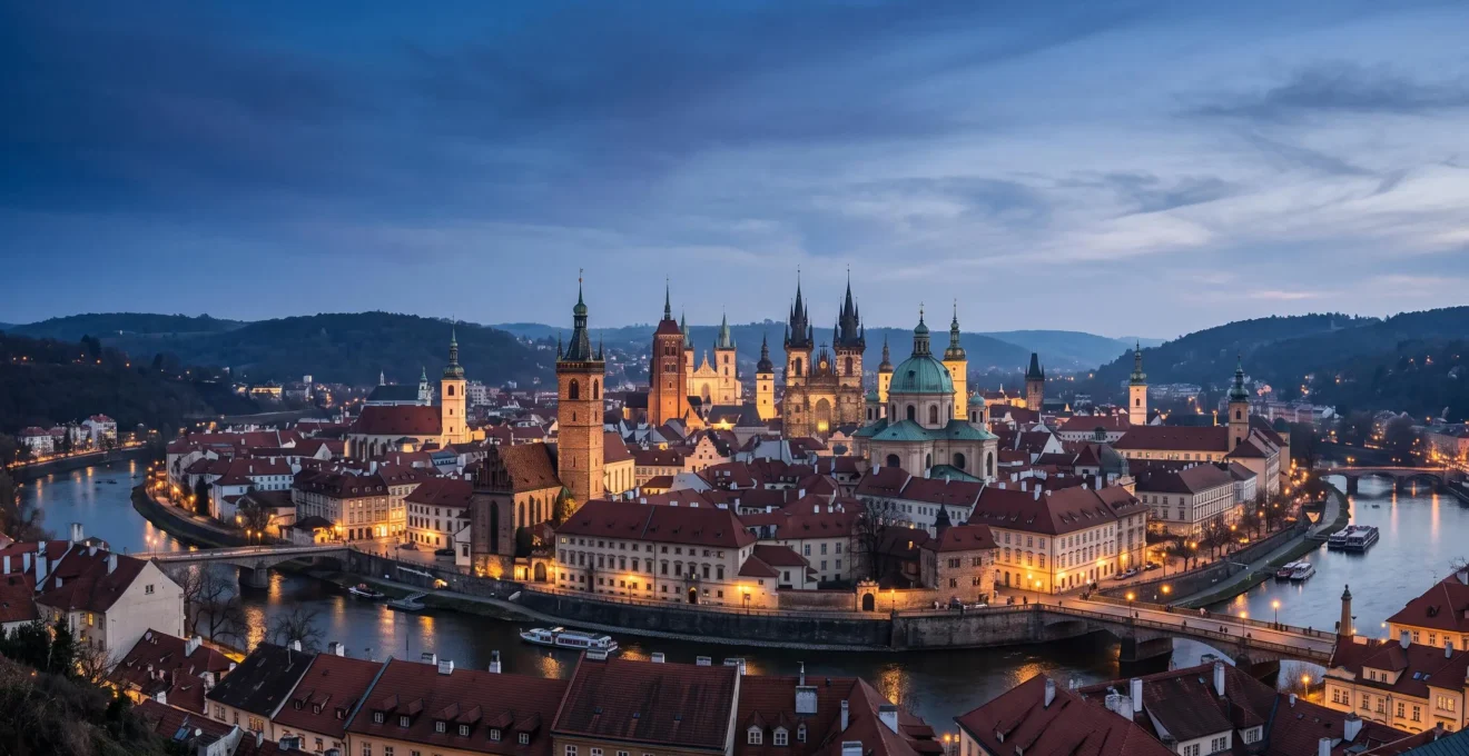 Vue panoramique de la skyline de Prague dominée par ses clochers et ses tours à la lumière du crépuscule