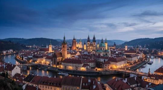 Vue panoramique de la skyline de Prague dominée par ses clochers et ses tours à la lumière du crépuscule