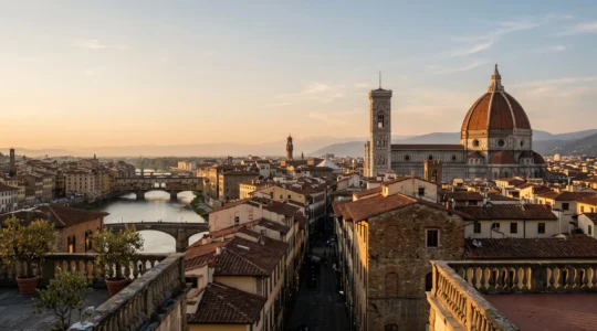 Vue panoramique au coucher du soleil sur les toits, dômes et clochers d'une cité d'art européenne historique