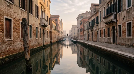 Un canal vénitien silencieux à l'aube, sans touristes, incarnant une Venise authentique loin de la foule